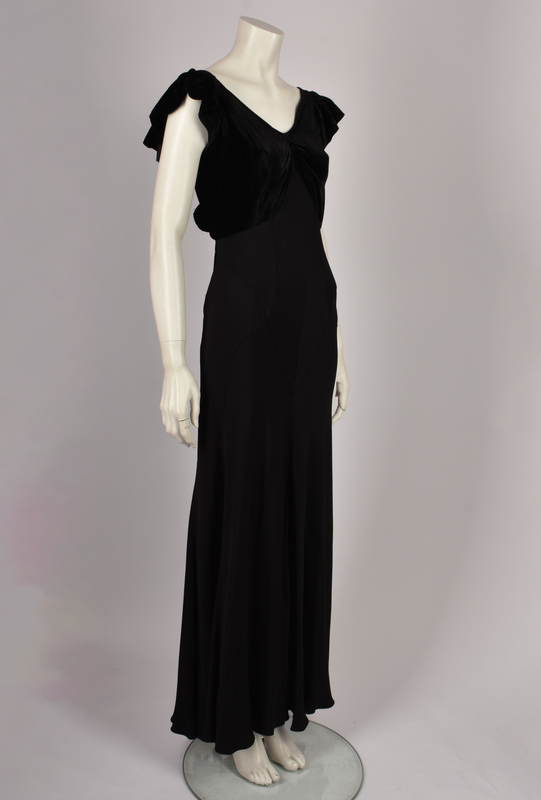 BLACK V-NECK VELVET GOWN WITH BACK BOW