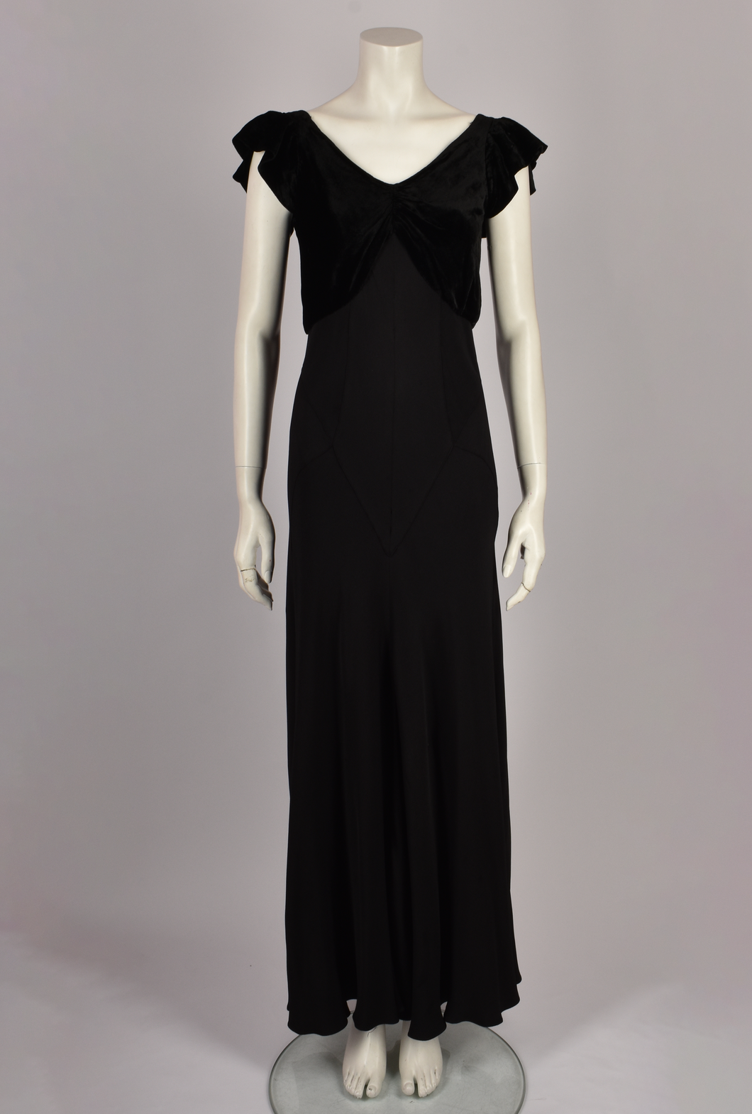 BLACK V-NECK VELVET GOWN WITH BACK BOW