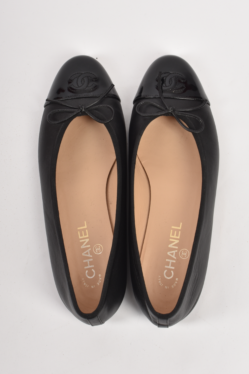 CHANEL PATENT AND LEATHER BLACK BALLET FLATS