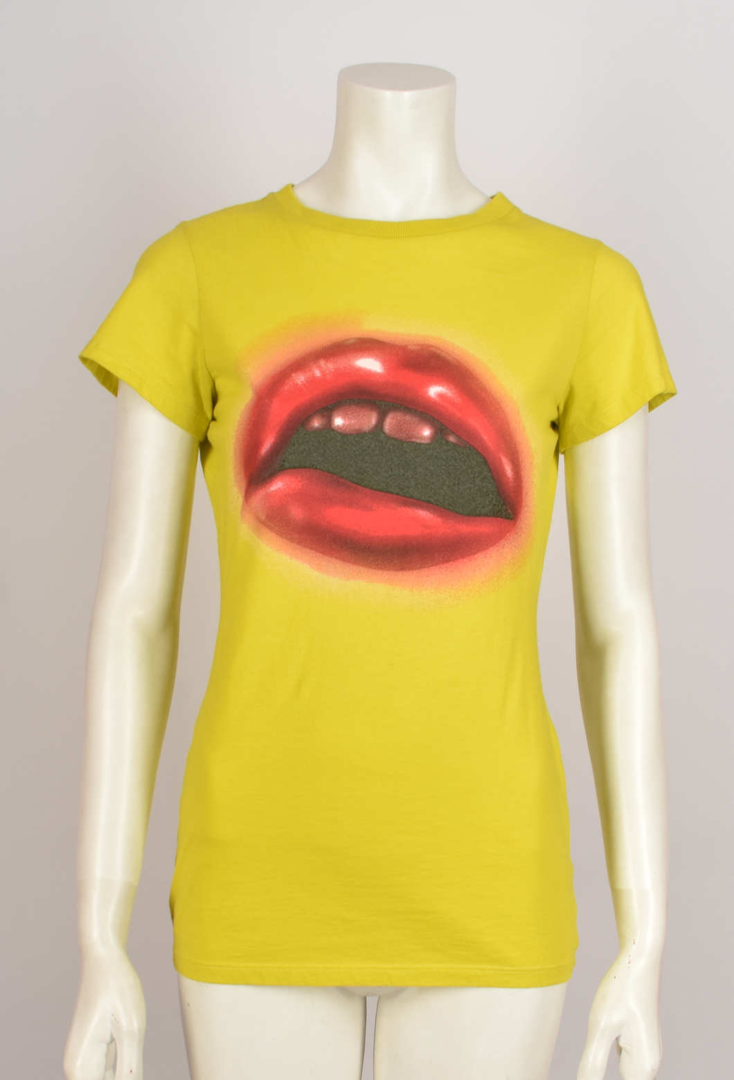 MOWALOLA YELLOW LIPS GRAPHIC T-SHIRT